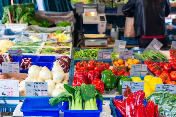 Grunmarkt 'taki meyve ve sebze dükkanı, Salzburg, Avusturya' daki Universitatsplatz 'daki sokak yiyecek pazarı.
