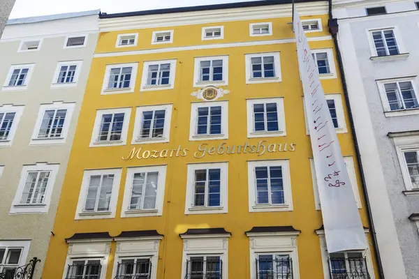 Salzburg, Avusturya - 2 Nisan 2025: Avusturya 'nın Salzburg kentindeki Mozart Geburtshaus veya Mozart House cephesi
