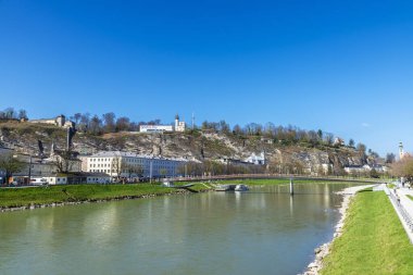 Salzburg, Avusturya - 2 Nisan 2025: Avusturya 'daki Salzach Nehri kıyısındaki eski Salzburg kasabasının manzarası