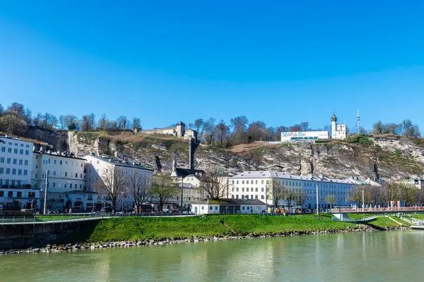 Salzburg, Avusturya - 2 Nisan 2025: Avusturya 'daki Salzach Nehri kıyısındaki eski Salzburg kasabasının manzarası