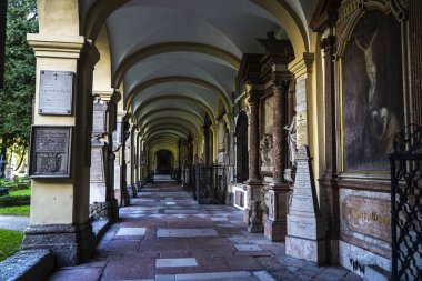 Salzburg, Avusturya - 2 Nisan 2025: Saint Sebastian veya Sebastianskirche Kilisesi mezarlığı kraliyet, ileri gelenlerin mezarları ve bazı Mozart 'ın Salzburg, Avusturya' daki akrabaları