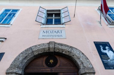 Salzburg, Avusturya - 2 Nisan 2025: Avusturya 'nın Salzburg kentindeki Mozart Wohnhaus veya Mozart House cephesi