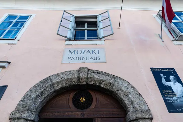 Salzburg, Avusturya - 2 Nisan 2025: Avusturya 'nın Salzburg kentindeki Mozart Wohnhaus veya Mozart House cephesi