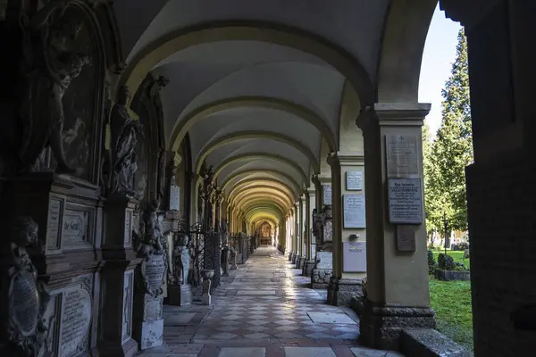 Salzburg, Avusturya - 2 Nisan 2025: Saint Sebastian veya Sebastianskirche Kilisesi mezarlığı kraliyet, ileri gelenlerin mezarları ve bazı Mozart 'ın Salzburg, Avusturya' daki akrabaları