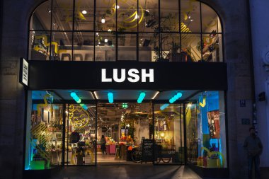 Münih, Almanya - 3 Nisan 2025: Lush kozmetik ve Almanya 'nın Münih şehrinde bir alışveriş caddesi olan Kaufinger Strabe' de kişisel bakım dükkanı