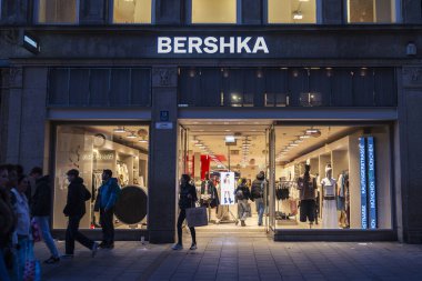 Münih, Almanya - 3 Nisan 2025: Münih, Almanya 'da bir alışveriş caddesi olan Kaufinger Strabe' de bir Bershka giyim mağazasının girişi