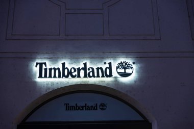 Münih, Almanya - 3 Nisan 2025: Almanya 'nın Münih kentindeki bir alışveriş caddesi olan Kaufinger Strabe' deki bir Timberland spor giyim veya dağ giyim mağazasının imza ve logosu