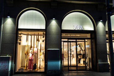 Münih, Almanya - 3 Nisan 2025: Almanya 'nın Münih kentindeki bir alışveriş caddesi olan Kaufinger Strabe' de gece bir Zara giyim mağazasının işareti