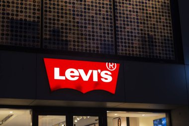 Münih, Almanya - 3 Nisan 2025: Almanya 'nın Münih kentindeki bir alışveriş caddesi olan Kaufinger Strabe' de gece bir Levis giyim mağazasının işareti