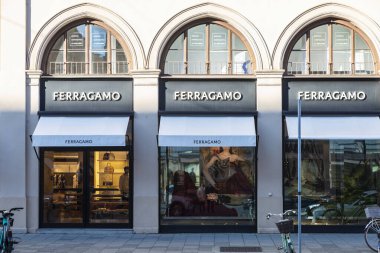 Münih, Almanya - 3 Nisan 2025: Münih, Almanya 'da bir alışveriş caddesinde Ferragamo lüks giyim mağazası