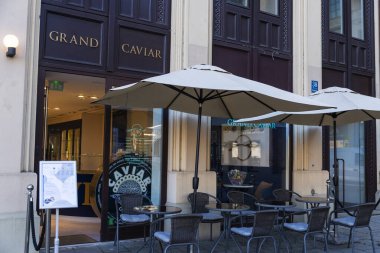 Münih, Almanya - 3 Nisan 2025: Münih, Almanya 'daki Büyük Havyar restoranının Terası