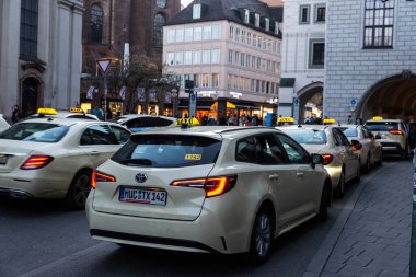 Münih, Almanya - 3 Nisan 2025: Münih, Almanya 'da taksi kuyruğunda taksi durağı