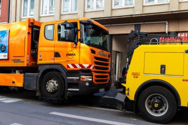 Münih, Almanya - 4 Nisan 2025: Volvo marka ağır çekici bir çöp kamyonunu Münih, Almanya 'da bir caddede kurtarıyor 