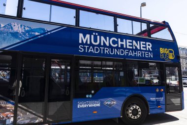 Münih, Almanya - 4 Nisan 2025: Münih, Almanya 'da tur otobüsü