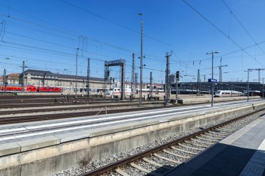 Münih, Almanya - 3 Nisan 2025: Münih, Almanya 'daki Münih tren istasyonlarında durdurulan trenler 