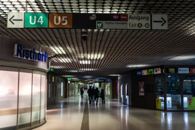 Münih, Almanya - 3 Nisan 2025: Münih, Almanya 'da bir yeraltı istasyonunda insanlarla birlikte geçiş 