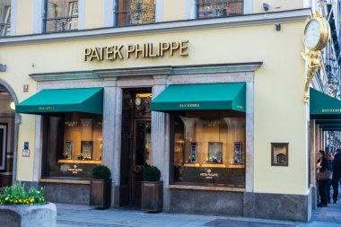 Münih, Almanya - 4 Nisan 2025: Bucherer, Münih, Almanya 'da bir alışveriş caddesinde insanların bulunduğu lüks mücevherler