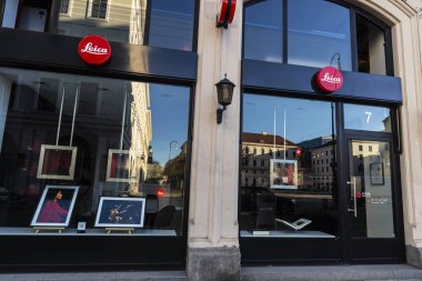Münih, Almanya - 4 Nisan 2025: Almanya 'nın Münih kentindeki bir alışveriş caddesinde bir Leica kamera mağazası ve fotoğraf galerisinin gösterimi
