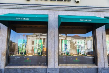 Münih, Almanya - 4 Nisan 2025: Bucherer, Münih, Almanya 'da bir alışveriş caddesinde lüks mücevherler