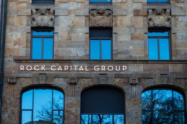 Münih, Almanya - 4 Nisan 2025: Münih, Almanya 'da Rock Capital Group' un gerçek devlet dairesi cephesi