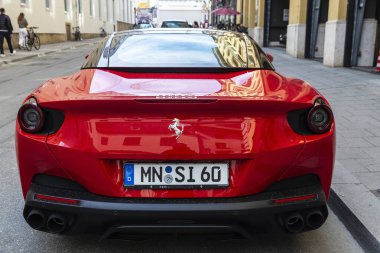 Münih, Almanya - 5 Nisan 2025: Ferrari Portofino spor arabası Münih, Almanya 'da bir sokağa park edildi