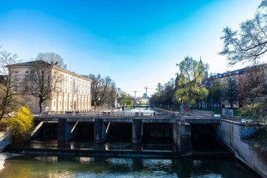 Maximilianstrasse, Münih, Almanya 'da Isar nehri şelaleleri