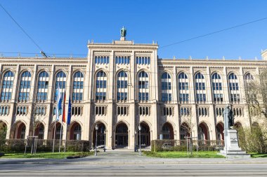 Regierung von Oberbayern Cephesi veya Yukarı Bavyera Hükümeti ve Benjamin Thompson 'ın Maximilianstrasse, Münih, Almanya' daki bronz heykeli