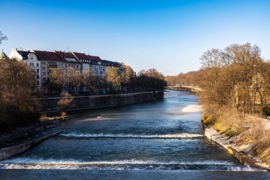 Maximilianstrasse, Münih, Almanya 'da Isar nehri şelaleleri