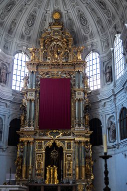 Almanya, Münih 'teki Aziz Michael Kilisesi' nin sunağı.