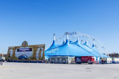 Münih, Almanya - 4 Nisan 2025 Krone sirk çadırı, Münih, Bavyera, Almanya