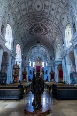 Münih, Almanya - 4 Nisan 2025: Münih, Almanya çevresindeki insanlarla birlikte St. Michael Kilisesi