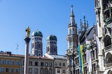 Marienplatz, Münih, Bavyera, Almanya 'daki Mary Column veya Mariensaule, New Town Hall veya Neues Rathaus ve Münih katedrali