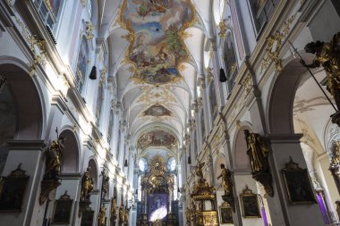 Almanya 'nın Münih kentindeki Aziz Peter Kilisesi' nin içinde.