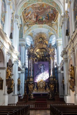 Almanya, Münih 'teki Aziz Peter Kilisesi' nin sunağı.