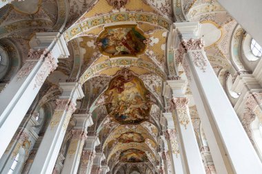 Münih, Bavyera, Almanya 'daki Heilig Geist veya Kutsal Ruh Kilisesi' nin içi