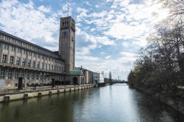 Münih, Almanya - 5 Nisan 2025: Almanya 'nın Bavyera kentindeki Alman Bilim ve Teknoloji Müzesi veya Alman Başyapıtları Müzesi Cephesi