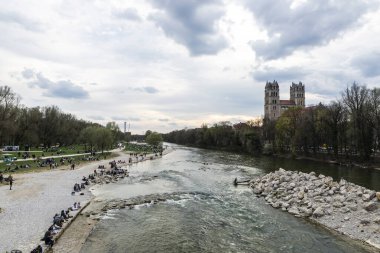 Münih, Almanya - 5 Nisan 2025: Isar nehrinden St. Maximilian Kilisesi cephesi