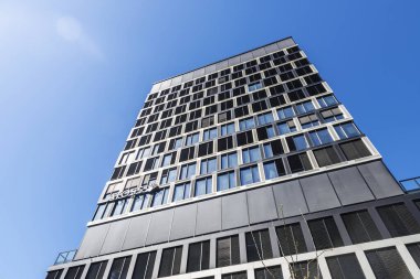 Münih, Almanya - 6 Nisan 2025: Werksviertel, Münih, Bavyera, Almanya 'daki Atoss ofis binasının cephesi ve işareti