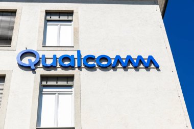Münih, Almanya - 6 Nisan 2025: Werksviertel, Münih, Bavyera, Almanya 'daki bir ofis binasında Qualcomm cephesi ve işareti