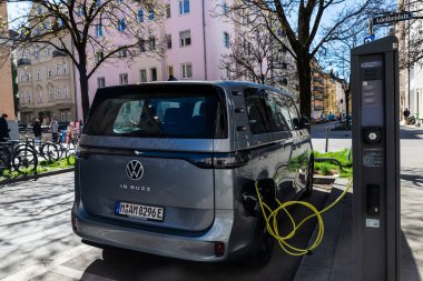 Münih, Almanya - 6 Nisan 2025: Münih, Almanya 'da bir caddenin şarj noktasında Volkswagen ID şarj pilleri şarj ediliyor