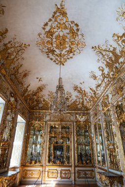 Münih, Almanya - 5 Nisan 2025: Ataların Galerisi ve Münih, Bavyera, Almanya 'daki Residenz Müzesi veya Residence Müzesi' nin Porselen Kabinesi