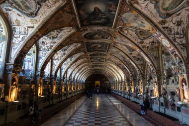 Münih, Almanya - 5 Nisan 2025: Münih, Bavyera, Almanya 'daki Residenz Müzesi veya Residence Müzesi antivaryumu