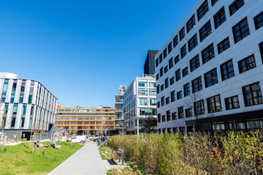 Münih, Almanya - 6 Nisan 2025: Münih, Bavyera, Almanya çevresindeki insanlarla birlikte Werksviertel 'in modern ofis manzarası