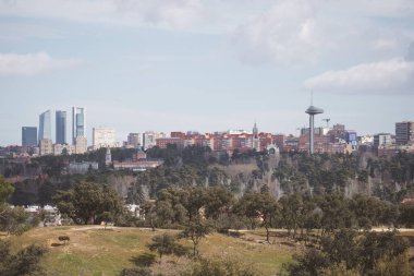 Madrid, İspanya 11 Mart 2023. Madrid 'deki dört kulenin (Cuatro Torres) ve Moncloa deniz fenerinin manzarası