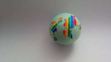 Mavi arka planda boyalı bir topun yakın çekim görüntüsü. Dünyadaki küresel ayrımcılık problemleri kavramı. Algı çeşitliliği