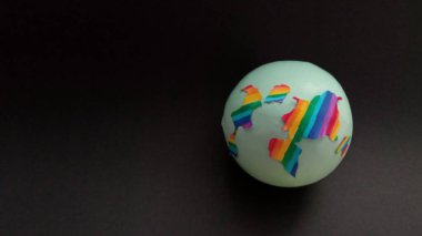 Siyah arkaplanda fotokopi alanı olan renkli parlak sanatsal sıçramalar. LGBT projesi 