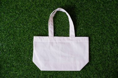 Sıradan giyinmek için güzel bir kadın çantası.