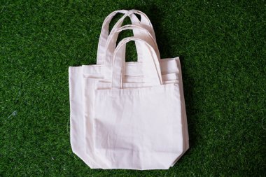 Sıradan giyinmek için güzel bir kadın çantası.