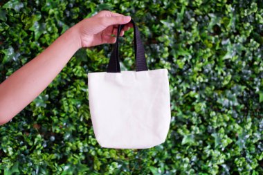 Sıradan giyinmek için güzel bir kadın çantası.