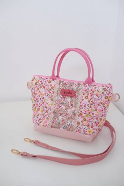 Boş zaman için güzel desenli çanta.